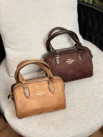 کیف دستی و دوشی زنانه سوئیت مدل استوانه‌ای طرح کوچ _ 15587