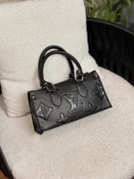 کیف دستی و دوشی زنانه استوانه‌ای طرح LV مونوگرام برجسته - - تصویر 3