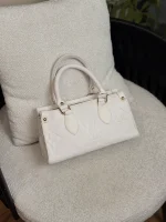 کیف دستی و دوشی زنانه استوانه‌ای طرح LV مونوگرام برجسته - - تصویر 4